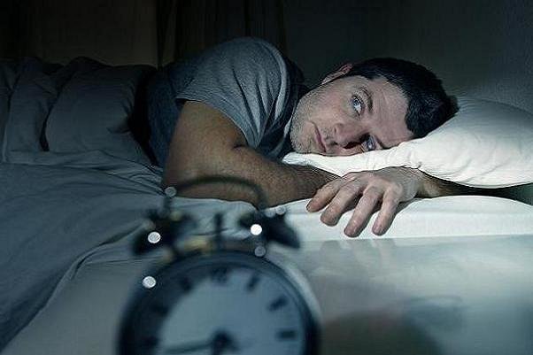 زمان به خواب رفتن احساس ناآرامی میکنید؟حتی ممکن است با اینکه درطول شب چشمانتان بسته است اما یک ساعت هم نخوابیده باشید.همه این ها میتواند از مشکلات بیخوابی به شمار بیاید.هرچیزی که باعث میشود شما یک خواب راحت و بی وقفه را نداشته باشید جزء مشکلات بیخوابی محسوب میشود